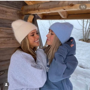 Alvii mössa - Blå alvii mössa som knappt är använd och inprincip helt ny med matchande torrvantar i samma färg💙💙
