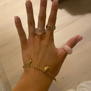 Ringar  - Beställt ringar på nätet som tyvärr är för stora. Säljer de billigt pga att jag köpte de billigt. Skickar spårbar frakt!