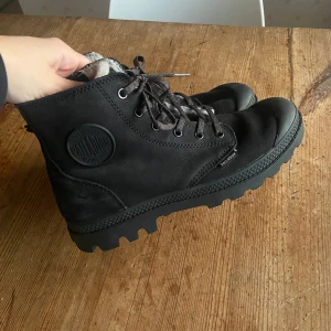 Fodrade palladiumskor - Fodrarde palladiumskor perfekt till vintern. Knappt använda så skicket är som nytt💕💕Köpta för 1299kr