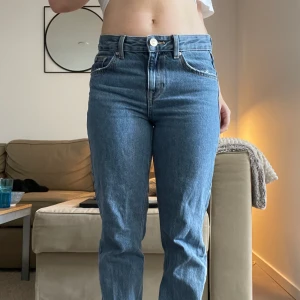 Low waist jeans - Ett par lågmidjade jeans från pull & bear i storlek 34. Jag har sytt upp på längden för att dom skulle passa på mig som är kortare(155cm lång). Snygga och passar till allt 