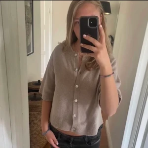 Beige &otherstories kofta  - säljer min jätte fina kofta ifrån other stories i storlek s, använd väldigt få gånger så den är typ som ny. Säljs för 600 kr + 66 kr spårbarfrakt. Lånad bild men kan skicka egna❤️❤️