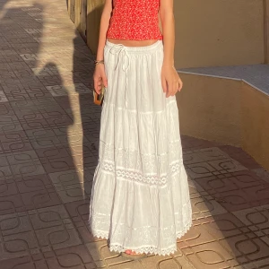 Långkjol - Säljer en sista lång vit kjol som var väldigt eftertraktad vid förra försäljningen! Det är one size men som ni ser finns det snöre och resår vilket gör att den passar olika storlekar. Perfekt till en snygg topp eller stickad tröja! ❤️