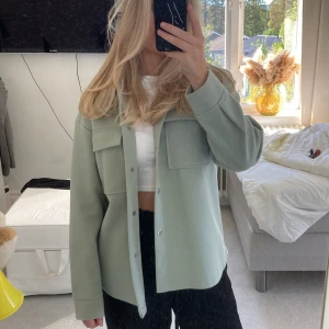 Höst jacka  - En höst/vår jacka från Gina Tricot. Använd ett fåtal gånger alltså i nyskick. Storlek XS. Nypris 499kr, mitt pris 279kr + frakt💕