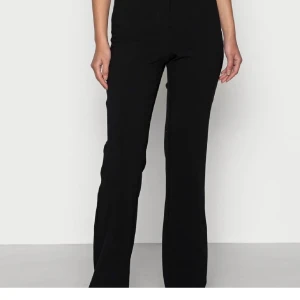 Svarta kostymbyxor  - Säljer dessa svarta kostymbyxor från Vera Moda i storlek 34/32 perfekt längd på mig som är 170 ungefär. Köparen står för frakten 