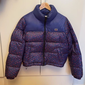 Levis cropped dunjacka  - Lätt och fin dunjacka från Levis i storlek XS. Säljer då den används sällan! Kan mötas upp annars står köparen för frakten ☺️