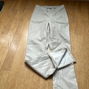 Beige lack byxor bootcut - Från HM storlek. 36, stretchiga i tyget. 