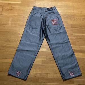 Glansiga East-Side jeans med midjemått 66cm och innerbenslängd 70cm, säljer dessa pågrund av att det är för små, men är i nyskick och oanvända❤️