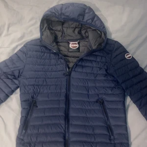 Colmar jacka helt ny - Colmar jacka jag fick i julklapp men tyvärr var för liten. Size 48 passar s/m. Alltså aldrig använd färgen navy. Nypris 2999