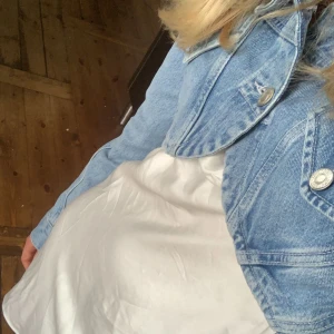 Jeansjacka - Riktigt snygg jeansjacka som tyvärr aldrig kommer till användning för min del. Hör av dig vid intresse! 