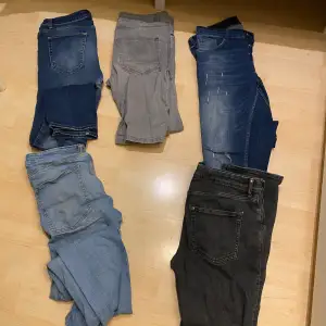 Klädpaket olika jeans och två tröjor från H&M kom o hämta allt för 350 men priset kan diskuteras vid snabb affär storlekarna är M
