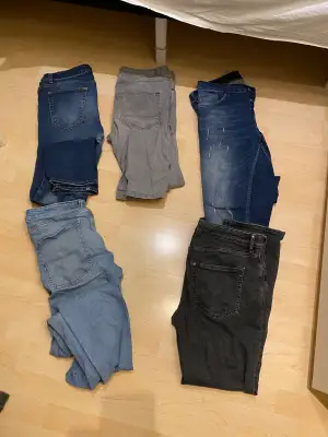 Klädpaket olika jeans och två tröjor från H&M kom o hämta allt för 350 men priset kan diskuteras vid snabb affär storlekarna är M
