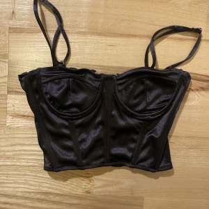 Brun korset top - Inga defekter 🤎🤍