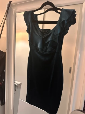 Nelly klänning  - Klänning i samet från Nelly Använd fåtal gånger xs/34 