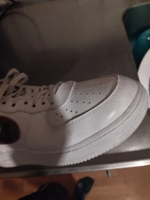 Air Force 1 - Hej säljer Nike air force 1 vita Louie Vuitton swoosh 