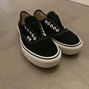 Vans skor - Fina Vans skor i fint skick säljes, de är andvända fåtal gånger och har inga skosnören💗 en del av Vans loggan har slitits av på baksidan av ena skon, se sista bilden❣️  (Priset kan diskuteras!)