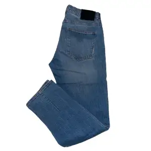 Raka blå jeans från neuw i modellen Studio relaxed och storlek 33/34. Endast använda ett fåtal gånger så i perfekt skick. Nypris 900-1300kr