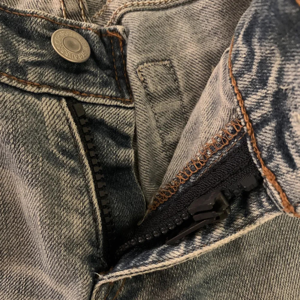 Suuuper snygga lågmidjade Levi’s jeans i bootcut modell, de är verkligen i jättefint skick förutom gylfen som behöver lagas! Den var trasig när jag fick hem jeansen av den förra ägaren, därav att jag säljer 💘 Innerbensmått: 77cm Midjemått: 68cm  . Jeans & Byxor.
