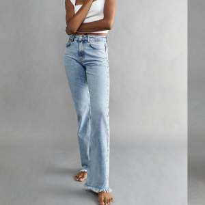 Säljer ett par super trendiga glad jeans från Gina tricot som är slutsålda. Ordinarie pris 499 jag säljer för 225kr, kontakta vid intresse 