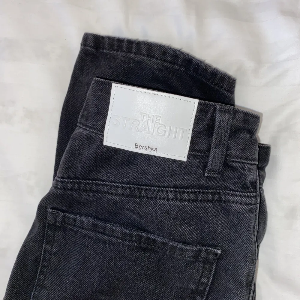 Helt nya oanvända jeans. Säljes pga fel storlek. . Jeans & Byxor.