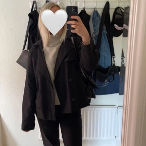 Kappa - Så fin kort kappa, strl M. Perfekt till våren och sitter så snyggt 🤍 Från Veromoda 600kr men finns ej kvar !! Några små enstaka fläckar men går att skrubba bort 