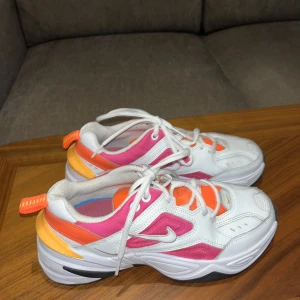Nike M2K tekno - Ett par Nike M2K tekno i  storlek 38. Otroligt bra skick, använda 1-2 gånger. Älskar dessa skorna men dem är tyvärr för små för mig :(  (Köparen står för frakt)