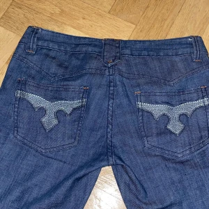 low waist jeans - superfina lågmidjade jeans med detaljer på balfickorna! Jättebra skick. PM för fler o bättre bilder❣️❣️