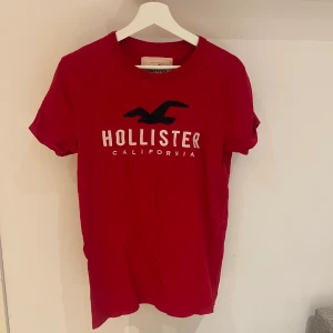 Hollister T-shirt - Hollister T-shirt som har använts ett par gånger men passar inte längre. Färgen är röd och storleken är S. Nypris 300kr.