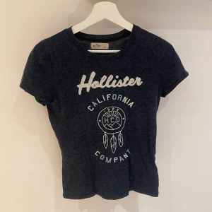 Hollister T-shirt  - Hollister T-shirt som ej är använts. Färgen är grå samt storleken är S. Nypris: 350