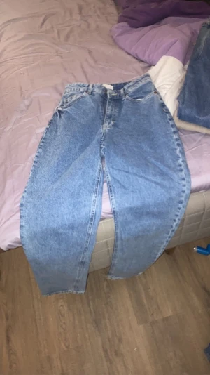 Jeans  - Samma med dem här används inte längre sitter as bra ett par för 120 3 för 350