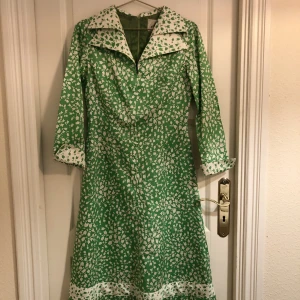 Grön Vintage klänning 1900-tal Modefront Stockholm - Vintage Swedish Haute couture i fint skick, (gamla storlekar, står 38, men är snarare 34/36 i dagens mått)