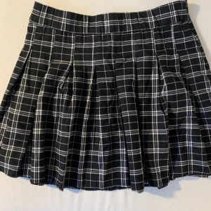 Oanvänd rutig kjol  - Oanvänd rutig kjol från Stradivarius, storlek M-L. 