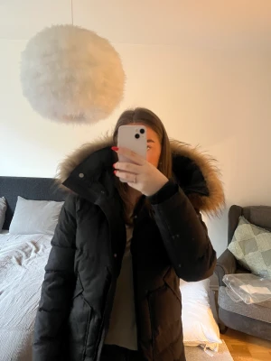 VINTERJACKA - Säljer denna svin snygga vinterjacka från Chelsea. Använd 2 gånger, nypris är 5000 kr säljer för 2000 men pris kan absolut diskuteras. Storleken är väldigt liten så passar någon som har ca 38.