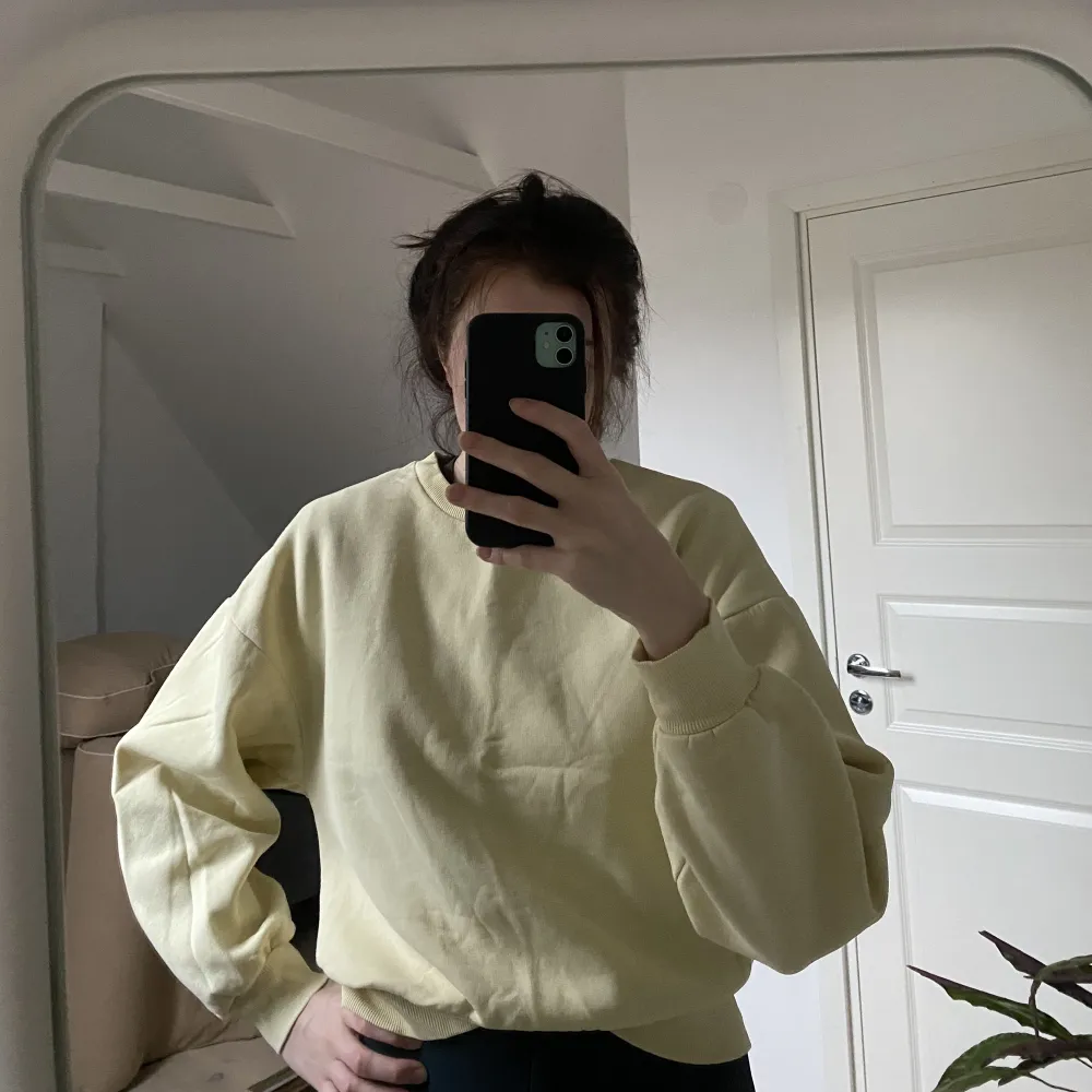 Skön gul sweatshirt som är använd ett fåtal gånger då jag inte tycker färgen klär mig . Tröjor & Koftor.