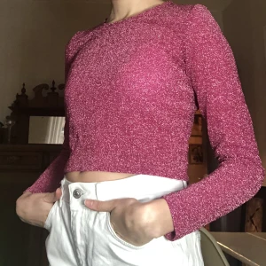 Glittrig topp - Från Monki stl XS. Älskad men dags för en rensning. Skriv vid frågor eller fler bilder🥳