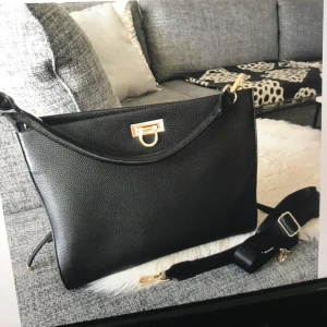 Don Donna kenzie - Ny väska oanvänd köpt från Rizzo för 600kr.