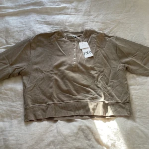 Tjocktröja från Zara - Tjocktröja i L. Aldrig använd. I en grön-beige färg.