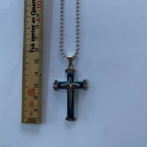 Y2K halsband  - Cyber Y2K/Y2K halsband. Färg, blått silver💙🤍. Längd på korset 4,5cm, längd på kedjan 24cm. Korset har också en liten diamant i mitten. Kedjan går att byta ut. ✝️