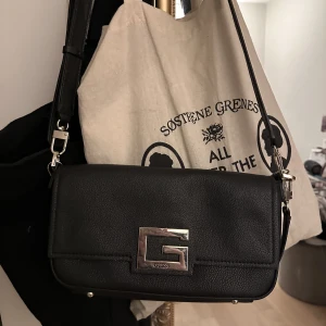 Guess väska  - Super fin guess väska som inte har kommit till användning, köpte på Åhléns i somras för 1200, bra skick inga skador! Swish bara och postar💗
