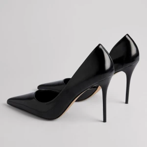 Svarta Glossy klackar - NAKD - Säljer de utsålda svarta glossy cut out pumpsen från NAKD pga fel storlek! Helt oanvända, endast testade hemma❤️‍🔥