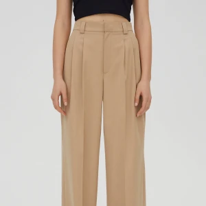 Kostym byxor  - Ljusbruna Utsvängda kostymbyxor i mjukt material, från Pull&bear, i mycket bra skick 