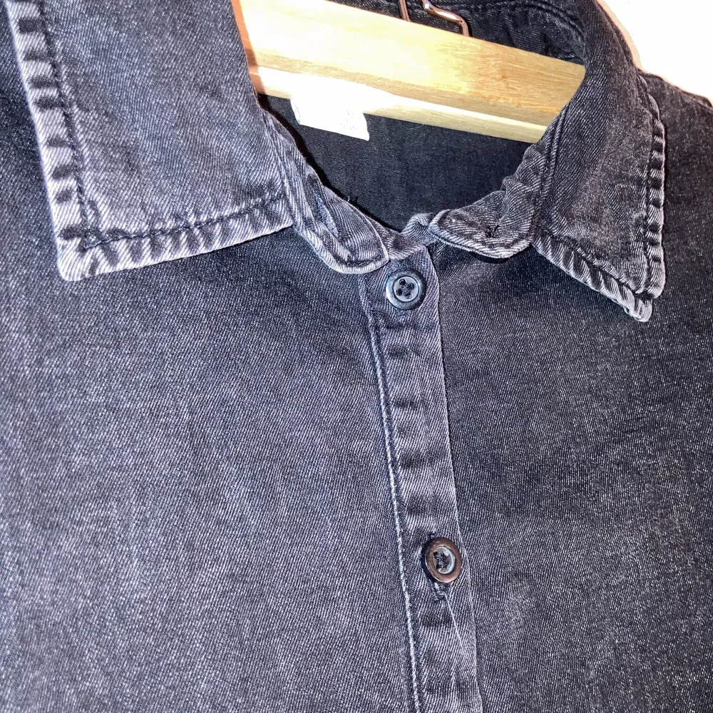 En jätte fin svart skjorta som bara är använd 1 gång. 85 kr inklusive frakt.. Skjortor.
