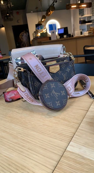 Lv väska  - Jätte fin kannpt använd jätte bra skick 