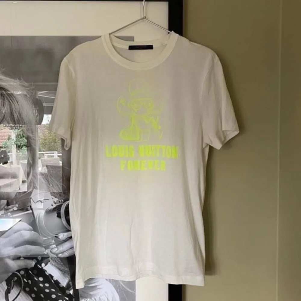 Louis Vuitton ’forever’ tee Storlek: S Cond: 9/10 Kommer med: Og all BIN: 4500kr + frakt. T-shirts.