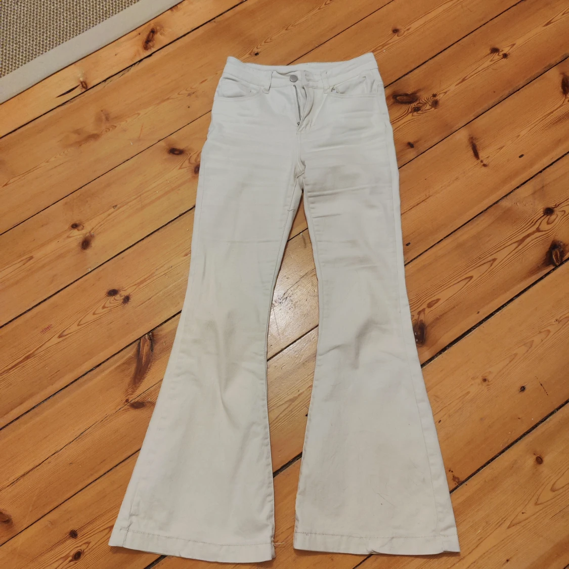 Beiga utsvängda jeans