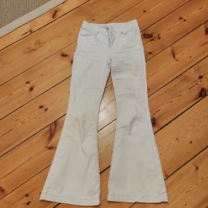 Beiga utsvängda jeans - Beiga utsvängda jeans i fint skick! De är i storlek xs.