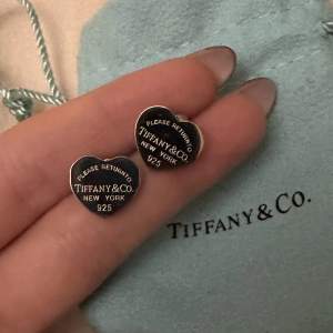 Säljer ett par super fina örhängen från Tiffany & Co, köpta på Vestiaire så är osäker om de är äkta eller inte. Påsen med kommer! Endast Swish postar bara💗måste få såld tills på torsdag fast pris!