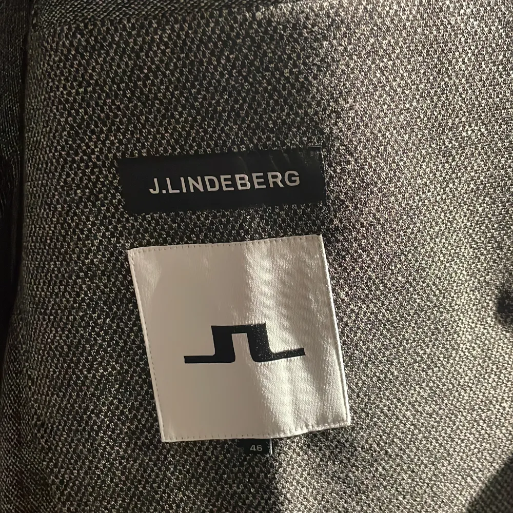 Oanvänd grå JL blazer i storlek 46. Kostymer.