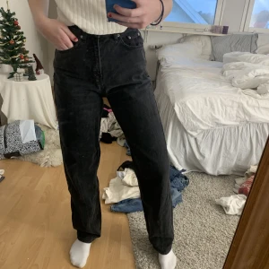 Raka svarta jeans - Svarta jeans i en urtvättad/lite mer ”blekt” svart färg. De är hightwaisted