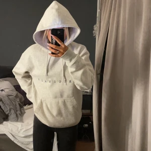 Orginal hoodie  - Super skön hoodie från Zalando. Tryck på framsidan ”orginal”. Köpt för 400kr. Knappt använd💗