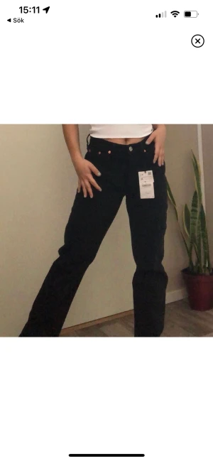 Zara jeans - Dessa fina zara jeans i straight modell. Storlek är 38, jag skulle säga att dom är små i storleken. Färgen är svart och modellen mid Rise straight full length💞KÖPAREN STÅR FÖR FRAKT(66kr)💞💞